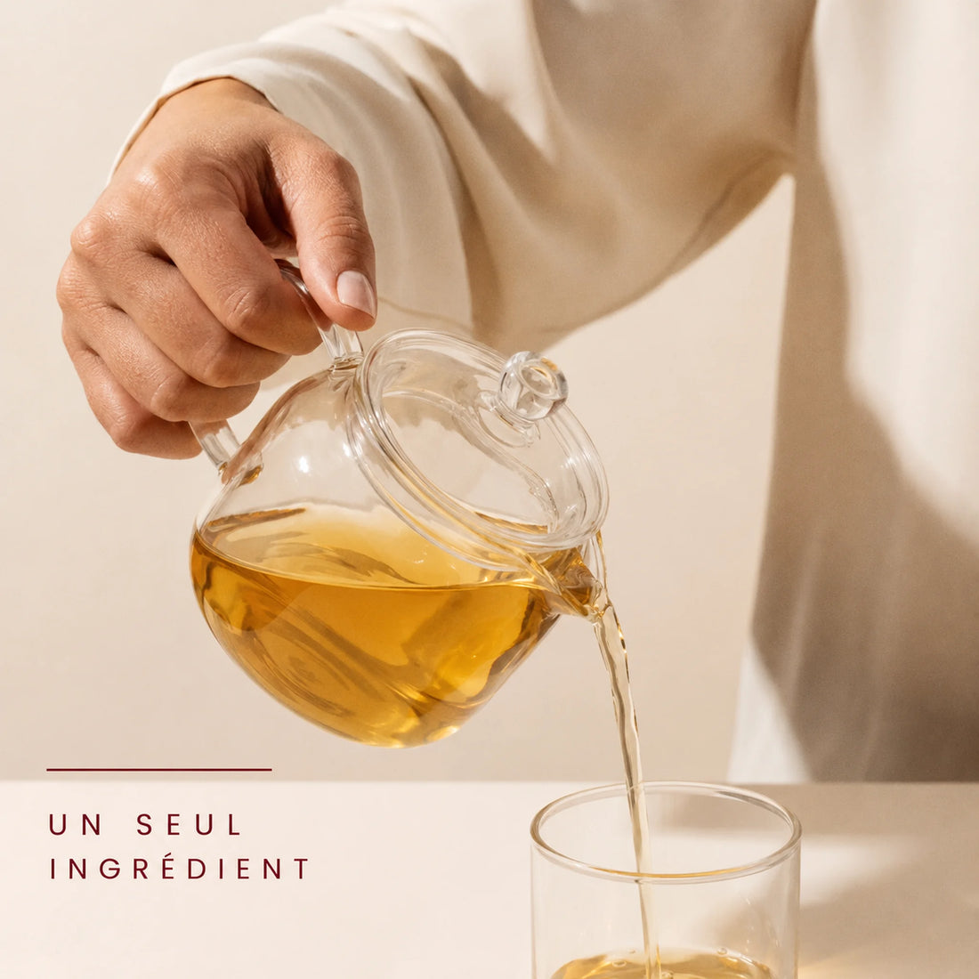Infusion de queues de cerise versée dans un verre, un seul ingrédient naturel