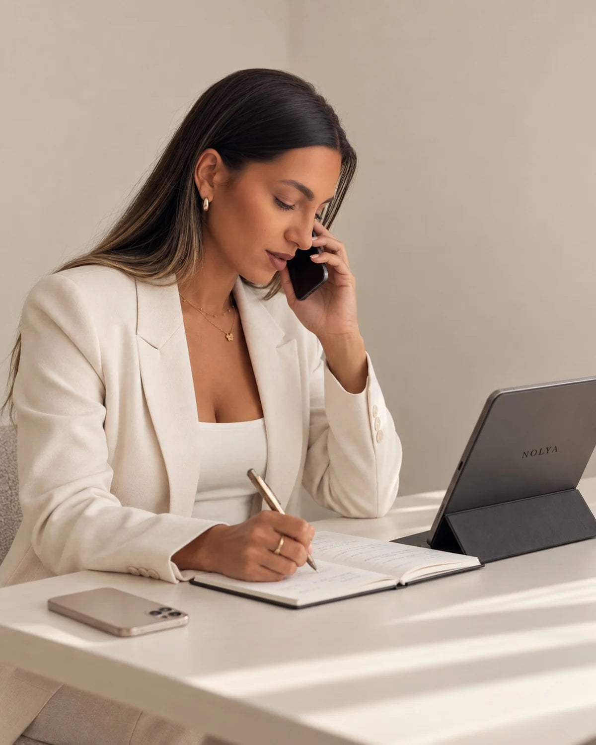 Donia, fondatrice de NOLYA, prépare et suit personnellement les plans des clientes