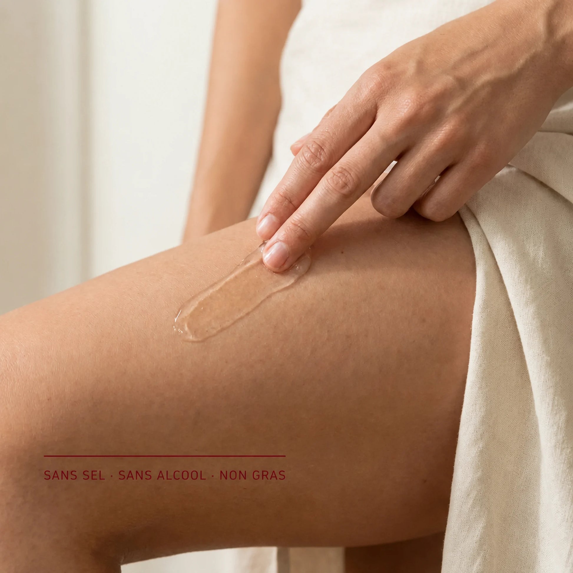Gel conducteur appliqué sur la cuisse, utilisable sur toutes les zones du corps