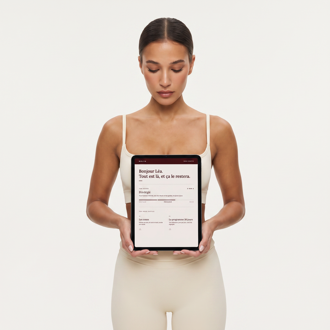 LYA, mannequin NOLYA, tenant la tablette du Guide