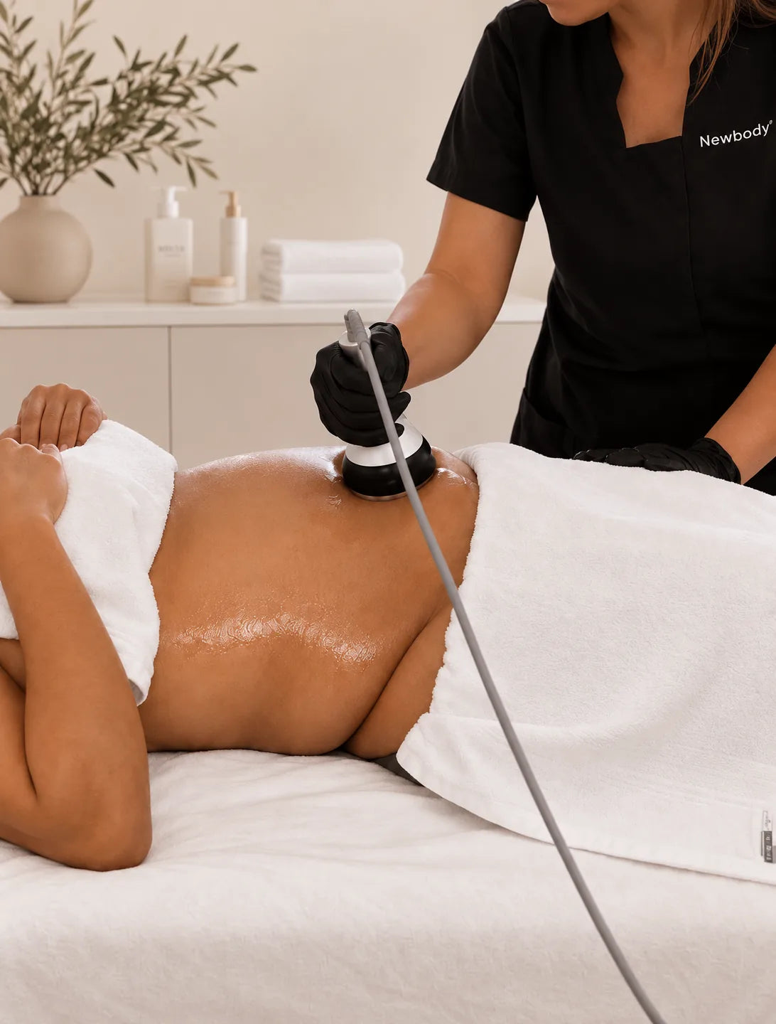 Geste professionnel de remodelage corporel à New Body Studio, origine de la méthode NOLYA