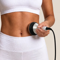 Sonde de cavitation NOLYA posée sur le ventre