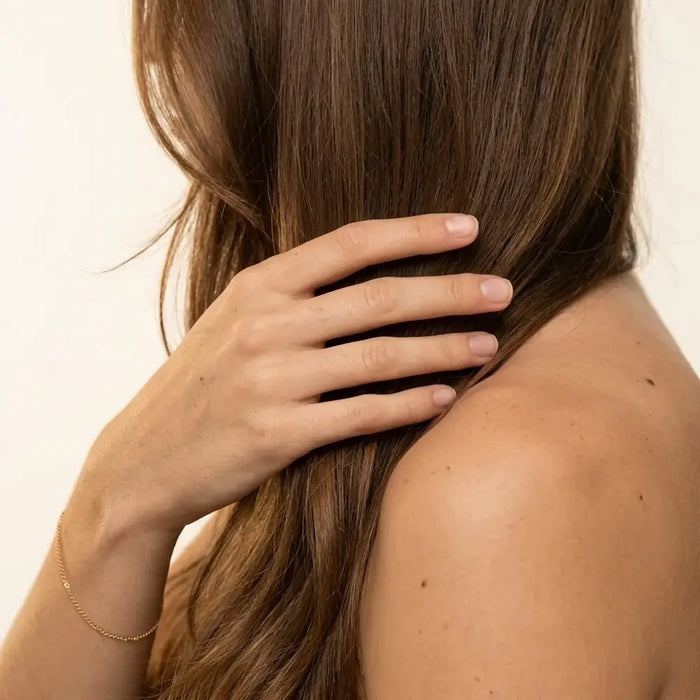 Une main qui passe dans les cheveux